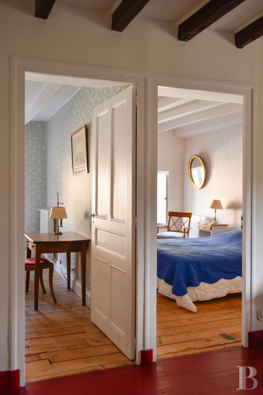 En Limousin, dans le sud-est de la Creuse et à proximité d’Aubusson, un logis indépendant du 17e siècle au centre d’une place forte médiévale,  - photo  n°18